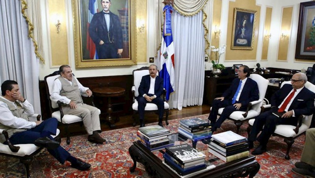 ep danilo medina recibe a la mision electoral de la oea