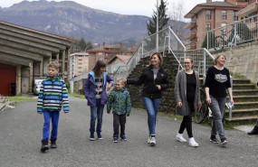 ep dos familias de refugiados procedentes de ucrania pasean a su llegada al centro larrana etxea de