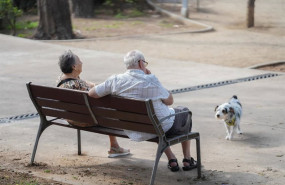 ep dos personas y un perro a 17 de septiembre de 2025 en barcelona catalunya espana