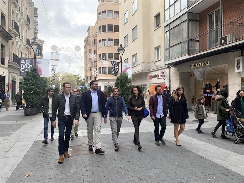 ep el alcalde de madrid jose luis martinez-almeida pasea por las calles de valladolid ep el alcalde de madrid jose luis martinez-almeida pasea por las calles de valladolid