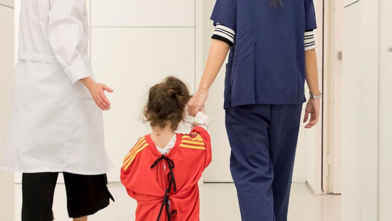 El Grupo Quirónsalud se suma al proyecto ‘Las batas más fuertes’ promovido por la revista Panenka para convertir camisetas oficiales de equipos de fútbol en batas de hospital. | QUIRÓNSALUD ep el grupo quironsalud se suma al proyecto las batas mas fuertes promovido por la revista panenka