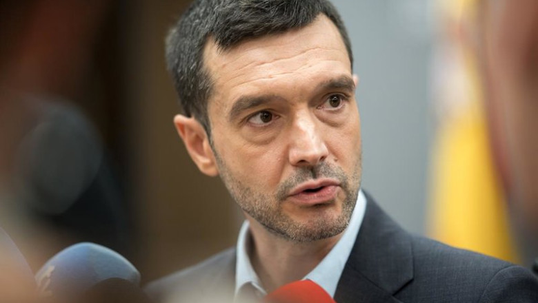 El ministro de Derechos Sociales, Consumo y Agenda 2030, Pablo Bustinduy, atiende a los medios ante de una reunión, en el Ministerio de Derechos Sociales, Consumo y Agenda 2030, a 27 de octubre de 2025, en Madrid (España). | Diego Radamés - Europa Press ep el ministro de derechos sociales consumo y agenda 2030 pablo bustinduy atiende a los medios ante