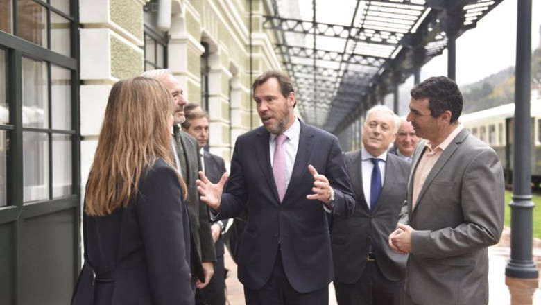 El ministro de Transportes y Movilidad Sostenible, Óscar Puente, mantiene un encuentro con el presidente de Aragón, Jorge Azcón, en el vagón Canfranc Express. | Verónica Lacasa - Europa Press ep el ministro de transportes y movilidad sostenible oscar puente mantiene un encuentro con el