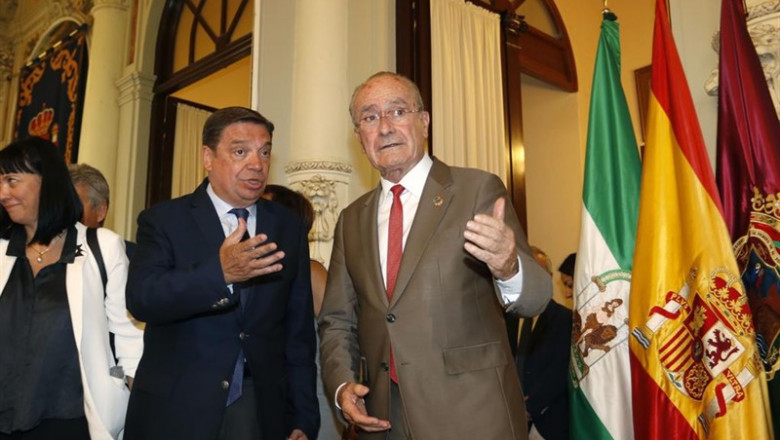 El ministro en funciones de Agricultura, Pesca y Alimentación, Luis Planas, y el alcalde de Málaga, Francisco de la Torre, tras una reunión. | ÁLEX ZEA ep el ministro en funciones de agricultura pesca y alimentacion luis planas y el alcalde de malaga