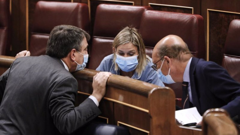 El portavoz del PNV en el Congreso de los Diputados, Aitor Esteban (i), habla con sus diputados Idoia Sagastizabal y Mikel Legarda en una sesión plenaria | EUROPA PRESS/J. Hellín. POOL - Europa Press ep el portavoz del pnv en el congreso de los diputados aitor esteban i habla con sus diputados idoia