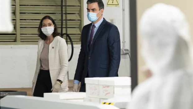 ep el presidente del gobierno pedro sanchez y la ministra de industria comercio y turismo reyes