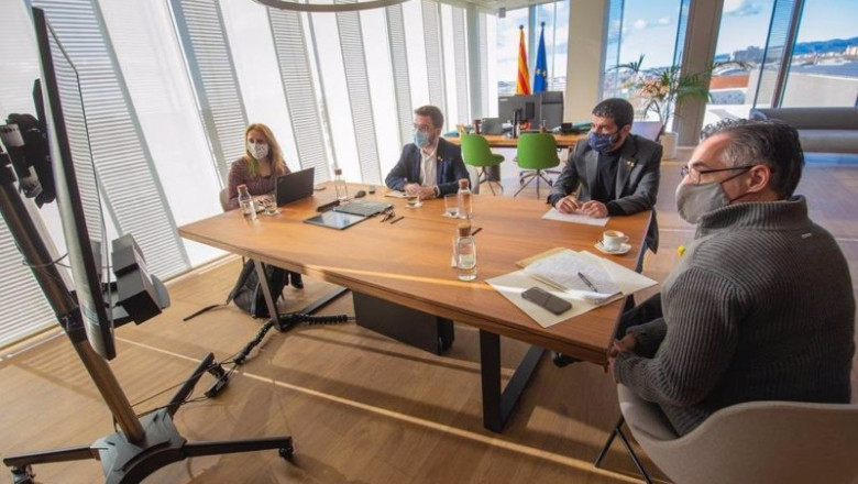 El vicepresidente, Pere Aragonès, se ha reunido este domingo con el conseller de Empresa y Conocimiento, Ramon Tremosa, y el conseller de Trabajo, Asuntos Sociales y Familias, Chakir el Homrani, y la secretaria de Economía Natàlia Mas. | VICEPRESIDENCIA DE LA GENERALITAT ep el vicepresidente pere aragons se ha reunido este domingo con el conseller de empresa y