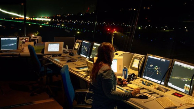 ep enaire licita el servicio de telecomunicaciones para el control del trafico aereo por 361