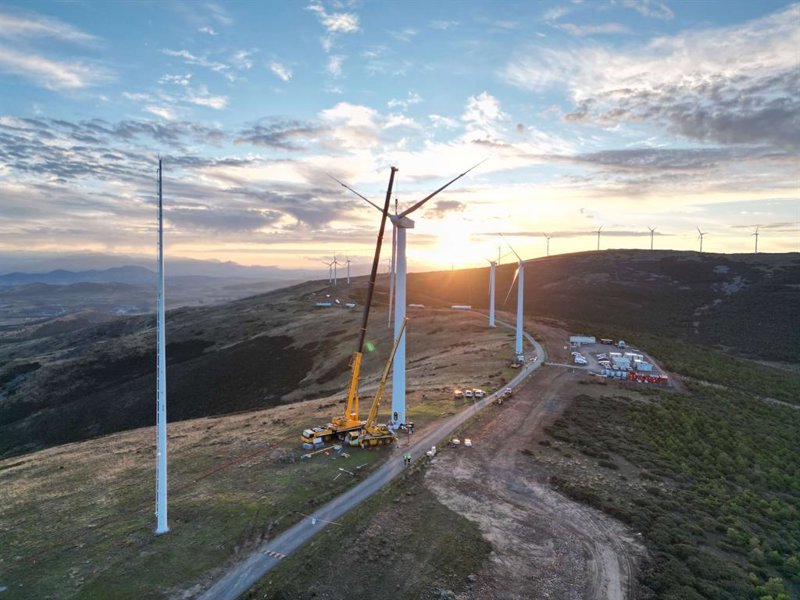 Endesa conecta su planta eólica repotenciada más grande de España en Ávila