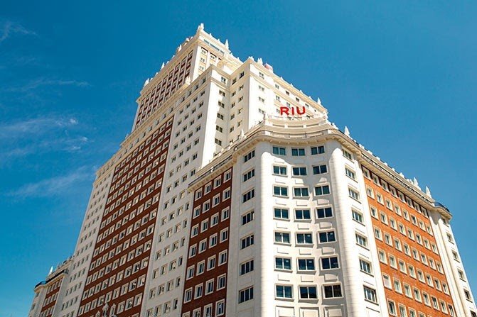 ep fachada del nuevo hotel de riu en el edifico espana