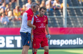 ep fred soyez habla con sergi enrique durante el europeo de amberes de 2019 de hockey sobre hierba