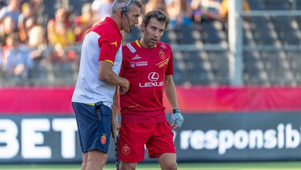 ep fred soyez habla con sergi enrique durante el europeo de amberes de 2019 de hockey sobre hierba
