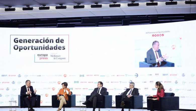 (I-D) El consejero Delegado de AEDAS Homes, David Martínez; la CEO de Iberdrola España, Ángeles Santamaría; el presidente de Correos, Juan Manuel Serrano; el presidente de Renfe, Isaías Táboas; y la directora de Desarrollo de Negocio de Europa Press, Cand | Eduardo Parra - Europa Press ep i d el consejero delegado de aedas homes david martinez la ceo de iberdrola espana angeles