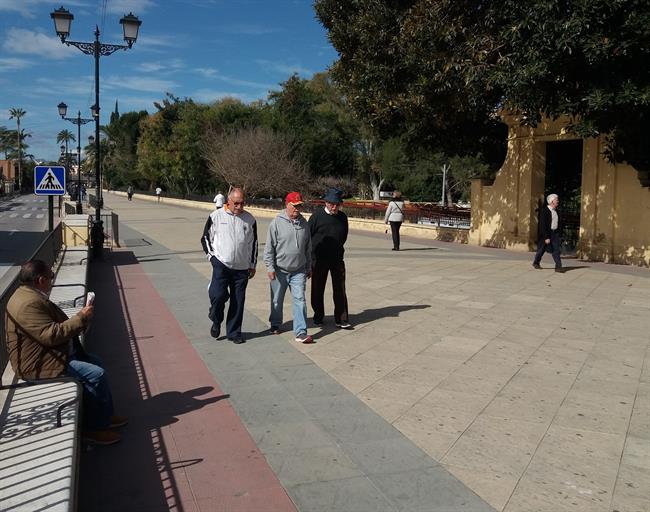ep imagenancianos paseandomalecon