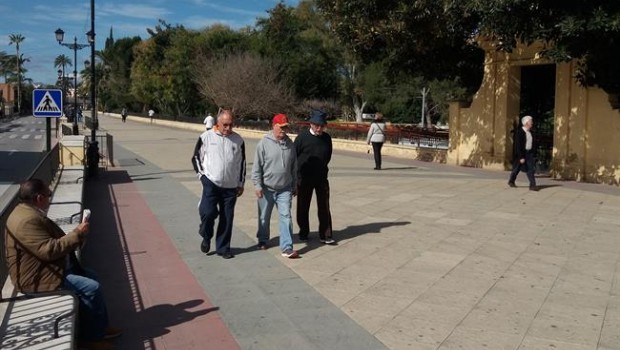 ep imagenancianos paseandomalecon