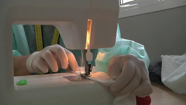 Imágenes de los talleres de fabricación de mascarillas en el centro de formación del SAMU en Gelves (Sevilla). | EUROPA PRESS ep imagenes de los talleres de fabricacion de mascarillas en el centro de formacion del samu en