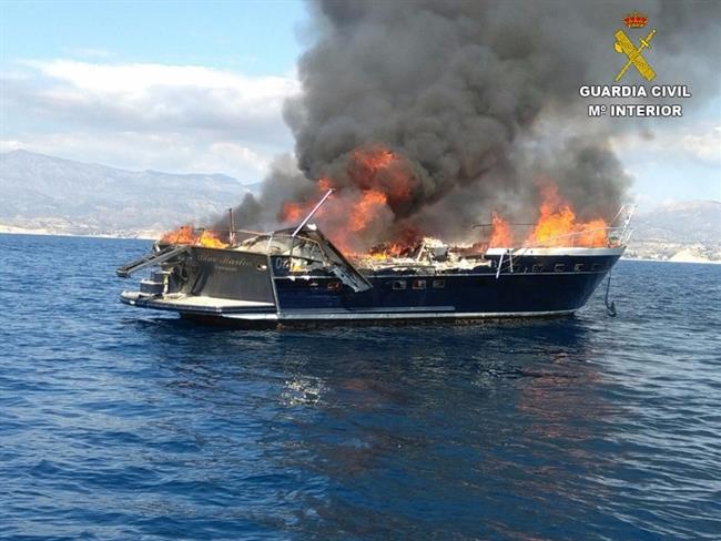 La embarcación en llamas frente a la costa de El Campello | GUARDIA CIVIL ep la embarcacionllamas frentela costacampello