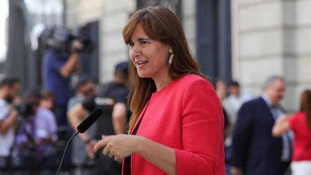 ep la portavozjunts per catalunacongreso laura borras atiendelos medioscomunicacion apuertascongresolos diputados horas previasla segunda votacionla investiduracandidato socialistala presidenciagobier