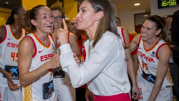 ep la reina letizia felicitala seleccion espanolabaloncesto