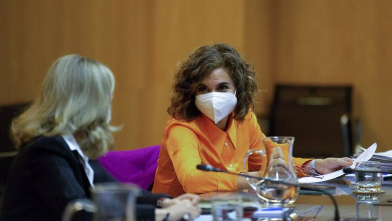 La vicepresidenta primera y ministra de Asuntos Económicos, Nadia Calviño (i), y la ministra de Hacienda y Función Pública, María Jesús Montero (d), durante una reunión de la Mesa de Diálogo Social, a 21 de marzo de 2022, en Madrid (España). | Isabel Infantes - Europa Press ep la vicepresidenta primera y ministra de asuntos economicos nadia calvino i y la ministra de
