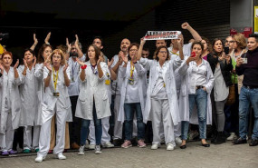 ep personal del hospital de sant pau se concentra a las puertas del edificio durante la vista del