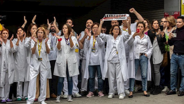 ep personal del hospital de sant pau se concentra a las puertas del edificio durante la vista del