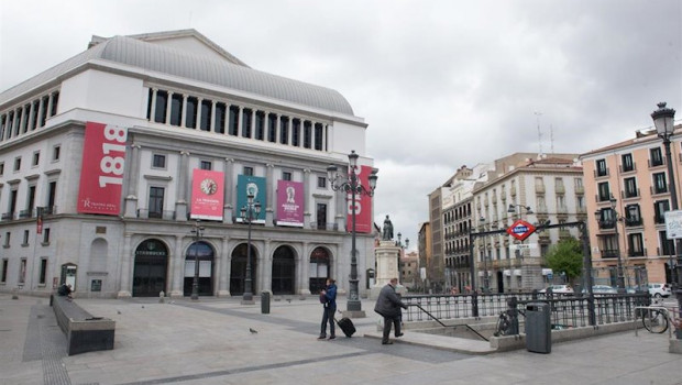 ep plaza de isabel ii o plaza de opera con el teatro real al fondo vacia durante el estado de alarma