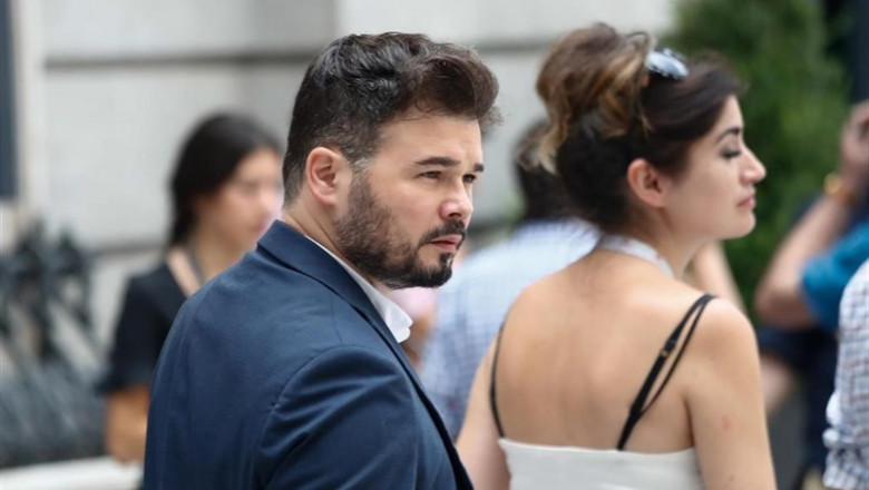 El portavoz de ERC en el Congreso, Gabriel Rufián, a su llegada al Congreso de los Diputados para la segunda sesión del debate de investidura del candidato socialista a la Presidencia del Gobierno. | Óscar J.Barroso - Europa Press ep portavozerccongreso gabriel rufian allegadacongresolos diputadosla segunda sesiondebateinvestiduracandidato socialistala presidenciagobierno