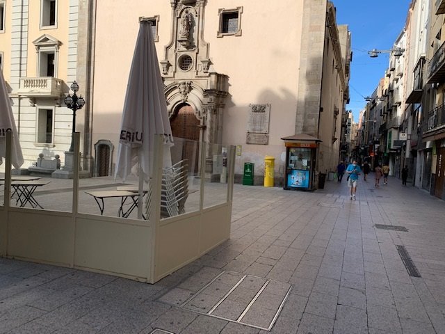 https://img1.s3wfg.com/web/img/images_uploaded/b/0/ep_terraza_de_un_bar_cerrado_en_la_plaa_de_sant_francesc_de_lleida_tras_los_rebrotes.jpg