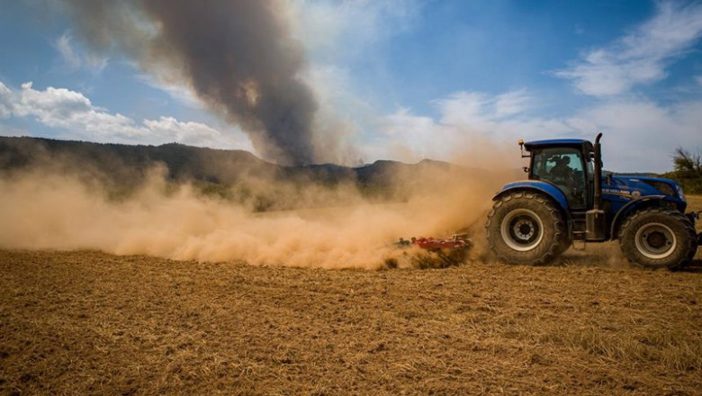 ep un agricultor trabaja con su tractor ep un agricultor trabaja con su tractor
