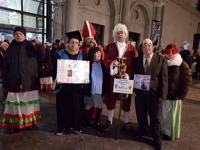 Un grupo de gente disfrazada aguarda en la cola para entrar al sorteo de la Lote | EUROPA PRESS ep un grupogente disfrazada aguardala colaentrarsorteola lote