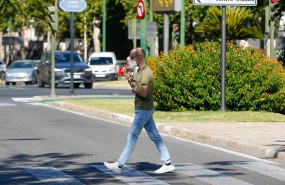 ep un peaton paseando con mascarillas cuando el termometro marca 44 en la avenida de la palmera de
