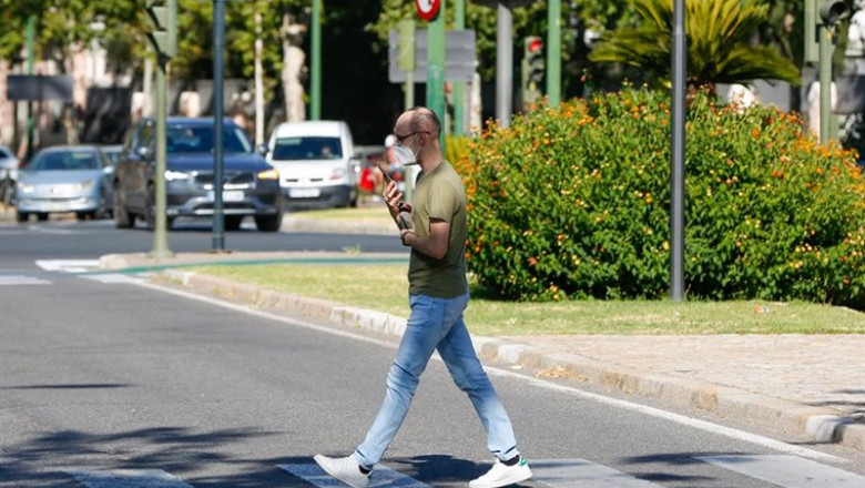 Un peatón paseando con mascarillas cuando el termómetro marca 44º en la Avenida de la Palmera de Sevilla en un día en el que la ciudad está en alerta amarilla por altas temperaturas. Sevilla a 22 de junio del 2020 | EDUARDO BRIONES - EUROPA PRESS - Archivo ep un peaton paseando con mascarillas cuando el termometro marca 44 en la avenida de la palmera de