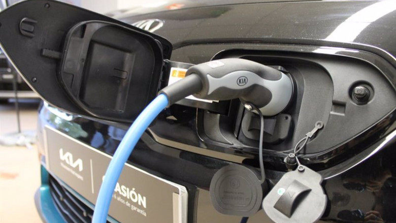 Un vehículo se carga de forma eléctrica en Fecirauto, la feria de automóviles más grande e importante de provincia, en el Pabellón Ferial de Ciudad Real, a 11 de noviembre de 2021, en Ciudad Real, Castilla La-Mancha (España). | Patricia Galiana - Europa Press ep un vehiculo se carga de forma electrica en fecirauto la feria de automoviles mas grande e
