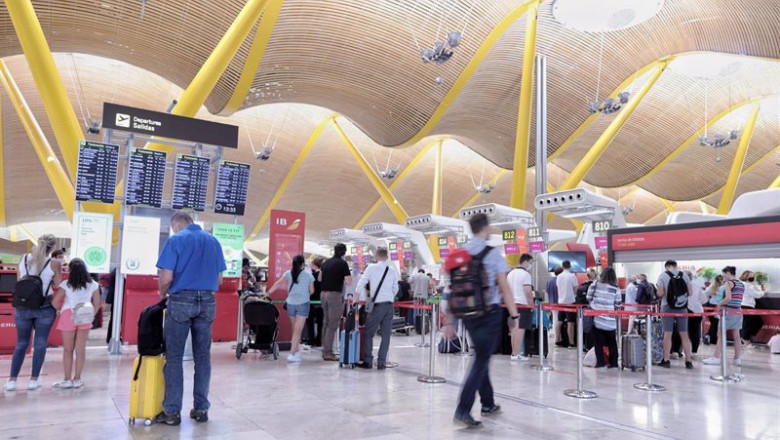Varias personas hacen cola con equipaje en el aeropuerto Madrid-Barajas, a 1 de julio de 2021 | Eduardo Parra - Europa Press ep varias personas hacen cola con equipaje en el aeropuerto madrid barajas a 1 de julio de 2021