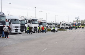 ep varios camiones estacionados en las inmediaciones del wanda metropolitano