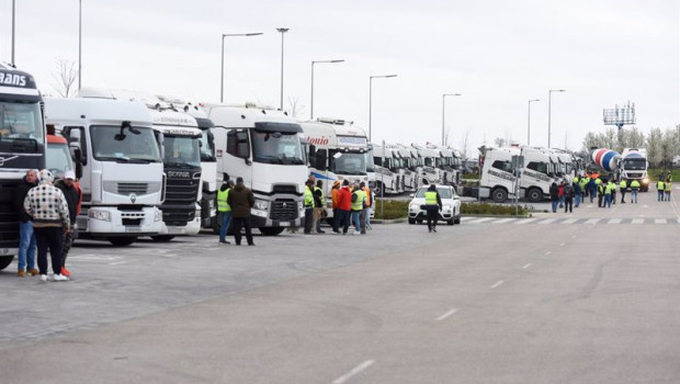 ep varios camiones estacionados en las inmediaciones del wanda metropolitano