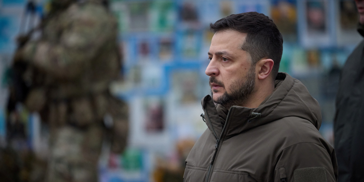 le president ukrainien volodymyr zelenskiy visite un site commemoratif des soldats ukrainiens a kyiv le president ukrainien volodymyr zelenskiy visite un site commemoratif des soldats ukrainiens a kyiv