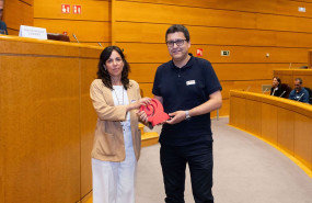 zoca recibiendo el premio a la transformacion digital