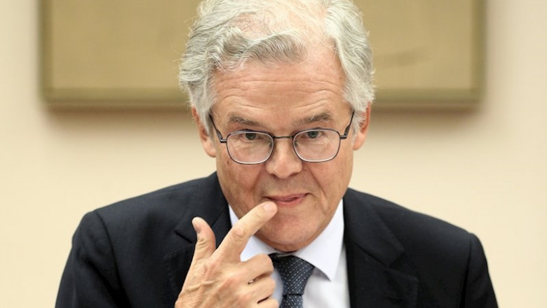 Sebastián Albella, presidente de la CNMV. albella chupa dedo