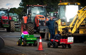 ep agricultores y ganaderos cortan la ap 7 con tractores y rollos de paja a 10 de enero de 2026 en
