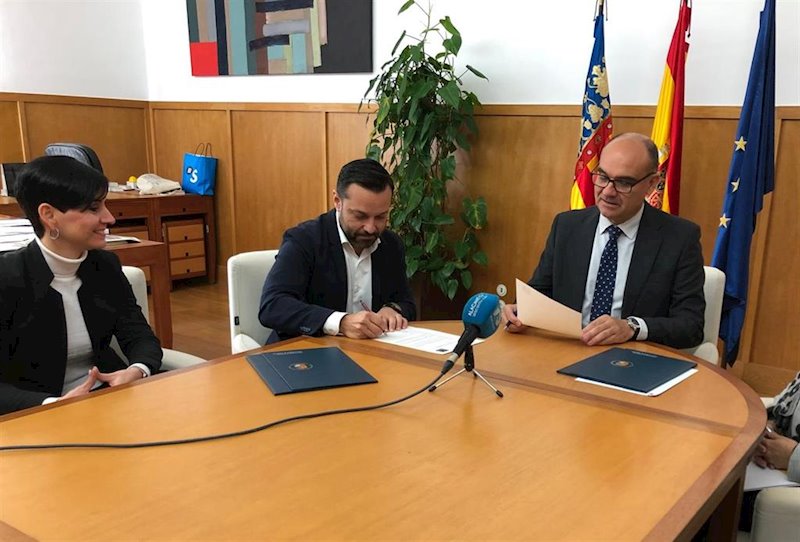 ep angel pineda y manuel palomar firman el acuerdo de patrocinio