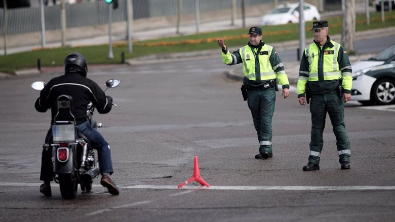 Archivo - Dos guardias civiles de Tráfico paran a una moto. | Eduardo Parra - Europa Press - Archivo ep archivo dos guardias civiles de trafico paran a una moto
