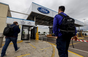 ep archivo   dos trabajadores en la fabrica de ford a 12 de junio de 2024 en almussafes valncia