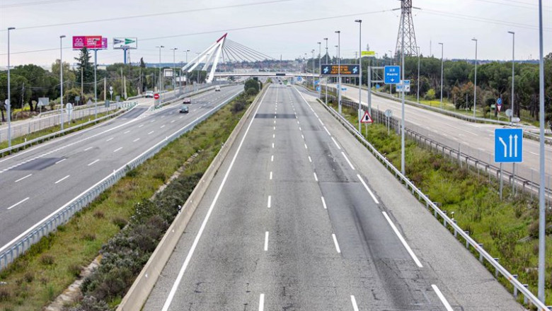 Archivo - Estado de la carretera de La Coruña (A1) a su paso por la localidad madrileña de Las Rozas el día en el que entra en vigor la limitación total de movimientos salvo de los trabajadores de actividades esenciales, medida adoptada ayer por el Gobier | Ricardo Rubio - Europa Press - Archivo ep archivo estado de la carretera de la coruna a1 a su paso por la localidad madrilena de las