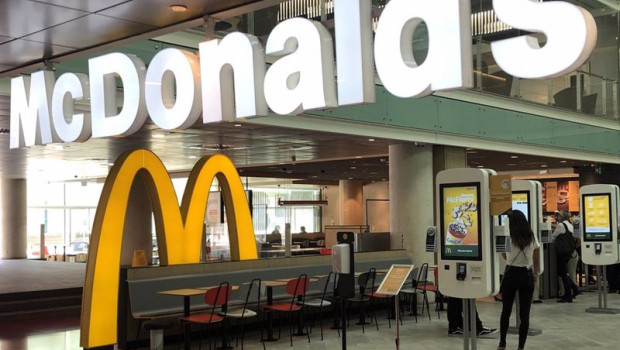 ep archivo   nuevo establecimiento de mcdonalds en el aeropuerto de barcelona