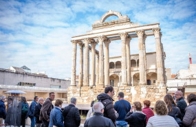 ep archivo   turistas en el templo de diana de merida