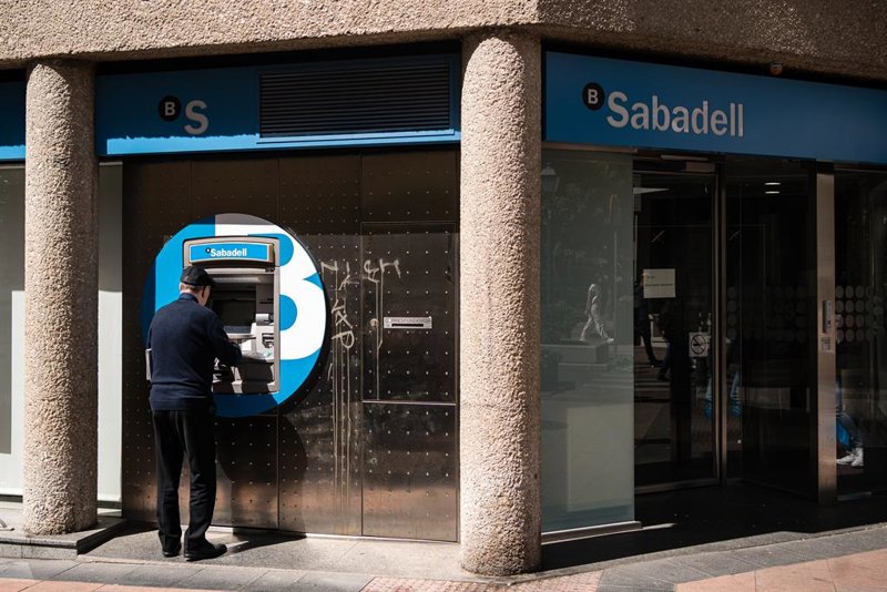 Sabadell ajusta el precio mínimo de sus CoCos por el dividendo de 0,50 euros