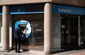 ep archivo   un hombre en el cajero de la entidad bancaria de sabadell que ha sido atracada en la