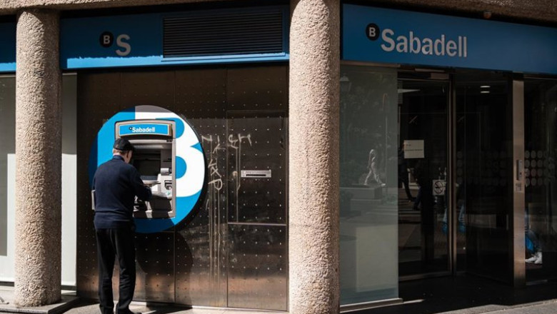 ep archivo   un hombre en el cajero de la entidad bancaria de sabadell que ha sido atracada en la